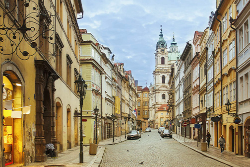 Straat in het centrum van Praag tijdens een stedentrip januari